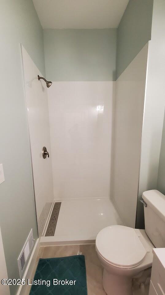 621 E Kentucky St, Louisville, KY 40203 - full bath featuring a shower stall and toilet