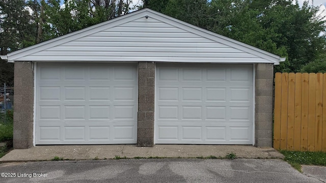 621 E Kentucky St, Louisville, KY 40203 - view of detached garage