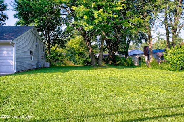 13500 Greystone Ave, Louisville, KY 40272 - view of grassy yard