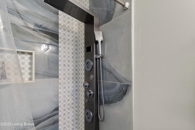 4328 Dohn Ave, Louisville, KY 40216 - bathroom view of a shower