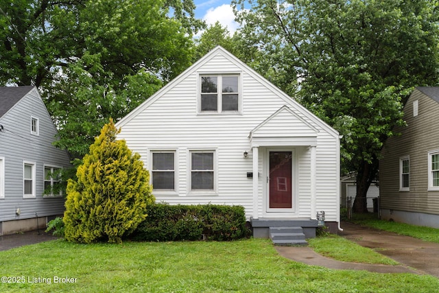 1119 Carlisle Ave, Louisville, KY 40215 - bungalow featuring a front lawn