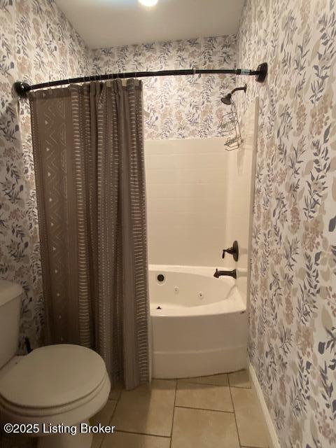 1013 Mallards Cv, Bardstown, KY 40004 - full bath featuring wallpapered walls, tile patterned floors, toilet, shower / bath combo with shower curtain, and baseboards