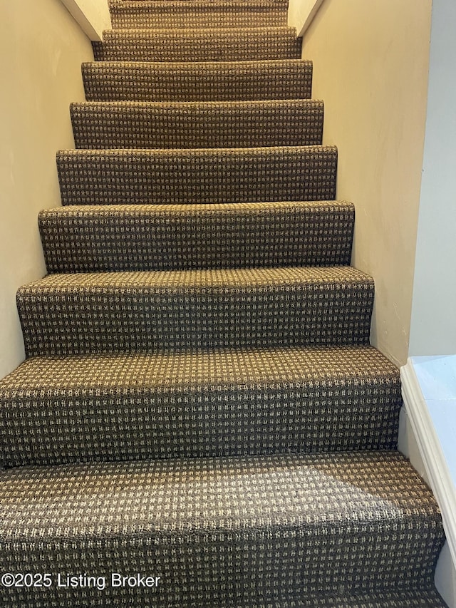 2623 Parklawn Dr, Louisville, KY 40217 - view of staircase