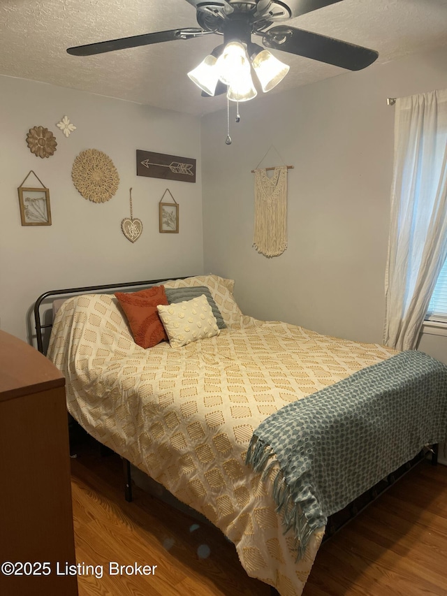 2623 Parklawn Dr, Louisville, KY 40217 - bedroom featuring wood finished floors and a ceiling fan