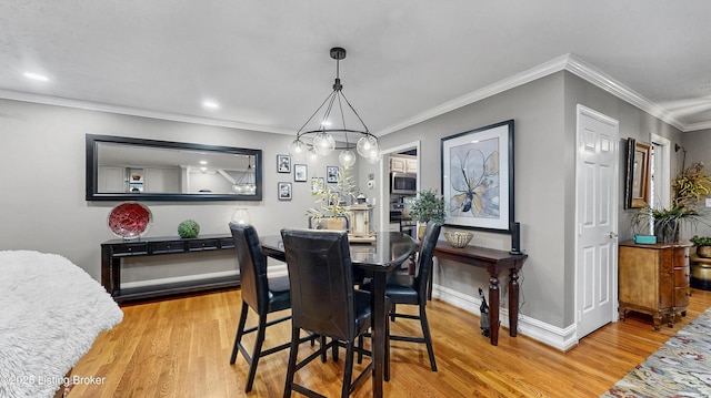 5531 Forest Lake Dr, Prospect, KY 40059 - dining area featuring wood finished floors, crown molding, and recessed lighting
