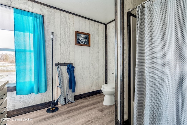 3412 Boyds Knob Rd, Munfordville, KY 42765 - full bath featuring wood finished floors, toilet, vanity, and a shower with shower curtain