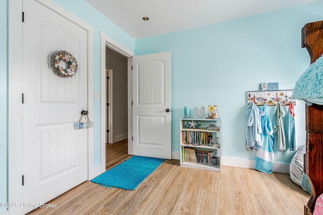 3412 Boyds Knob Rd, Munfordville, KY 42765 - foyer entrance with wood finished floors and baseboards