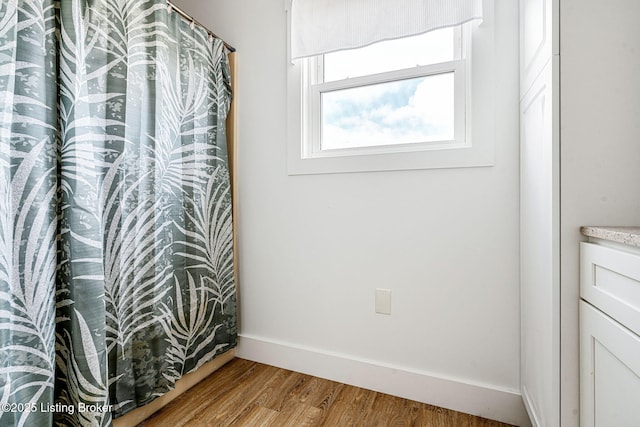 3412 Boyds Knob Rd, Munfordville, KY 42765 - full bathroom with wood finished floors and baseboards