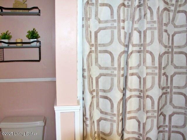 1071 Greenway Dr, Elizabethtown, KY 42701 - full bathroom featuring toilet and a shower with curtain