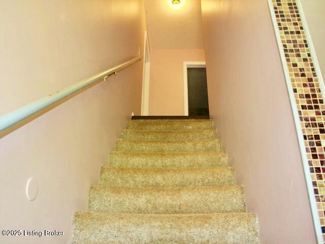 1071 Greenway Dr, Elizabethtown, KY 42701 - view of stairway
