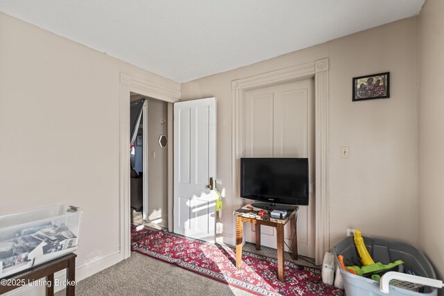 2733 Dumesnil St, Louisville, KY 40211 - carpeted living room with baseboards