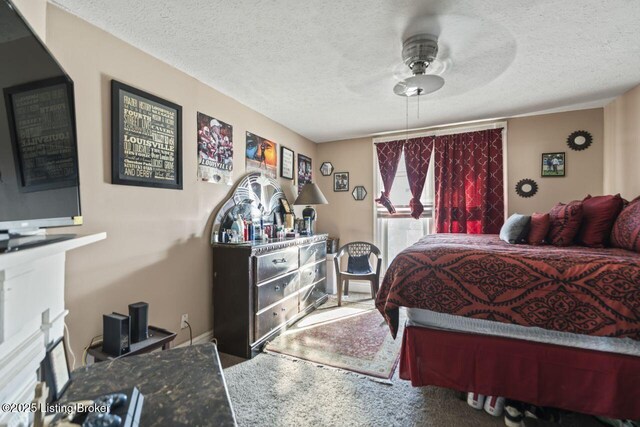 2733 Dumesnil St, Louisville, KY 40211 - bedroom featuring a textured ceiling and a ceiling fan