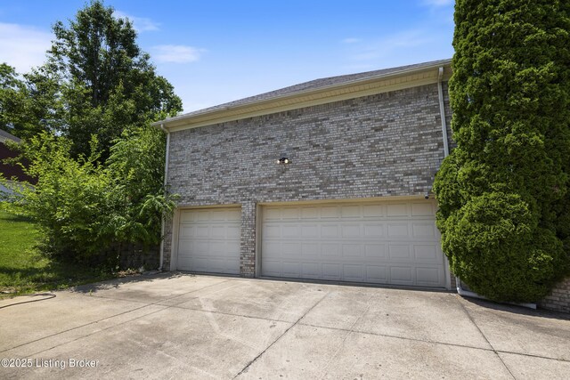 1400 Nightingale Ln, Goshen, KY 40026 - garage with driveway