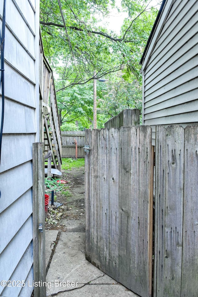 513 Camp St, Louisville, KY 40203 - exterior view of stairs