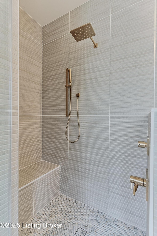 6609 Clore Lake Rd, Crestwood, KY 40014 - bathroom featuring a tile shower