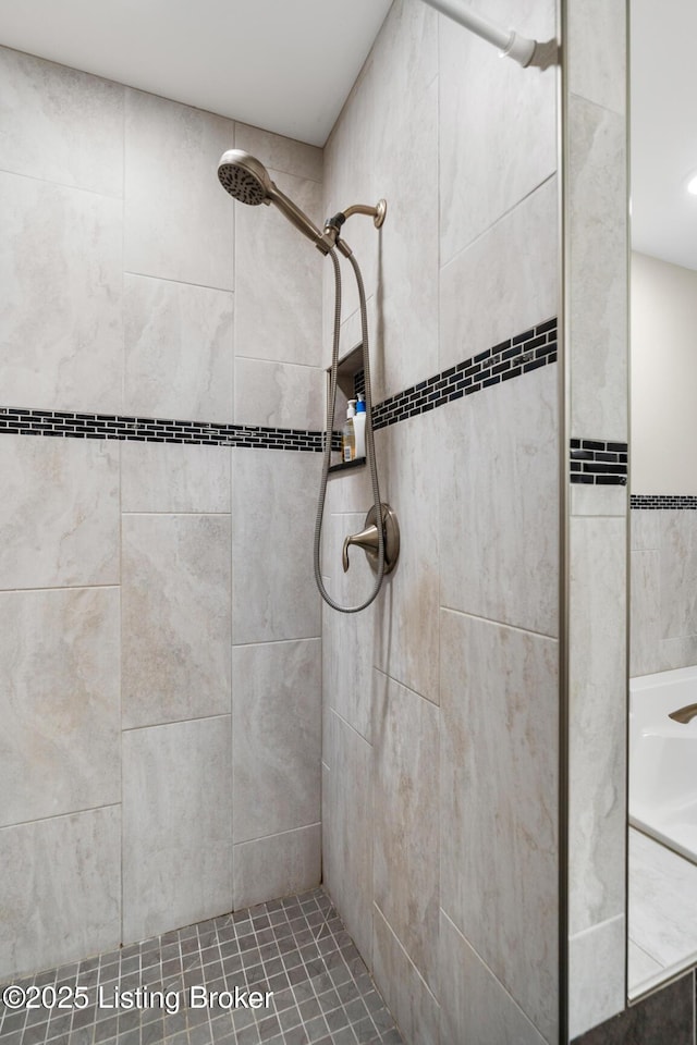 162 Penny Royal Ln, Brandenburg, KY 40108 - bathroom featuring a tile shower