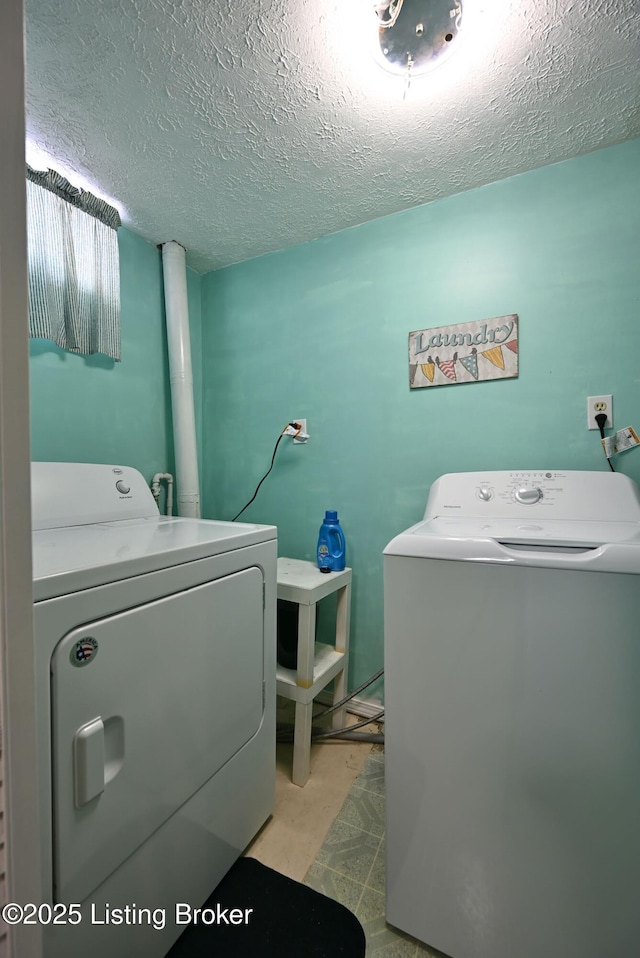 4913 D Lue Ct, Louisville, KY 40216 - laundry area with washer and dryer and a textured ceiling