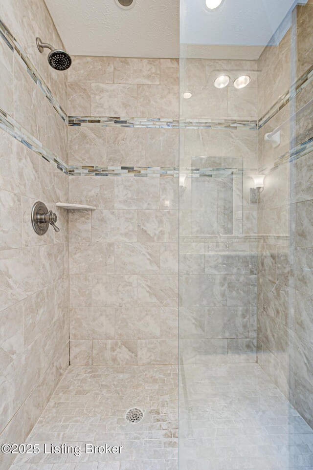 3325 Chenoweth Run Rd, Louisville, KY 40299 - bathroom featuring tiled shower