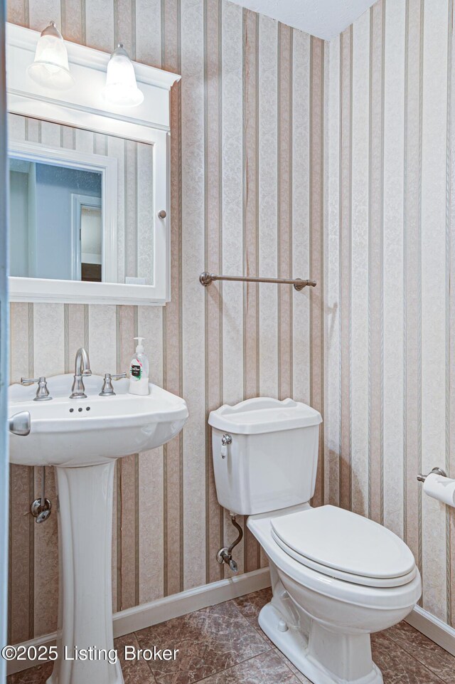 3325 Chenoweth Run Rd, Louisville, KY 40299 - bathroom featuring wallpapered walls, toilet, and baseboards