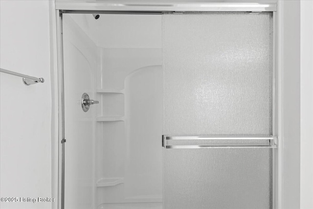 11210 Remembrance Ln, Louisville, KY 40229 - bathroom with a shower stall