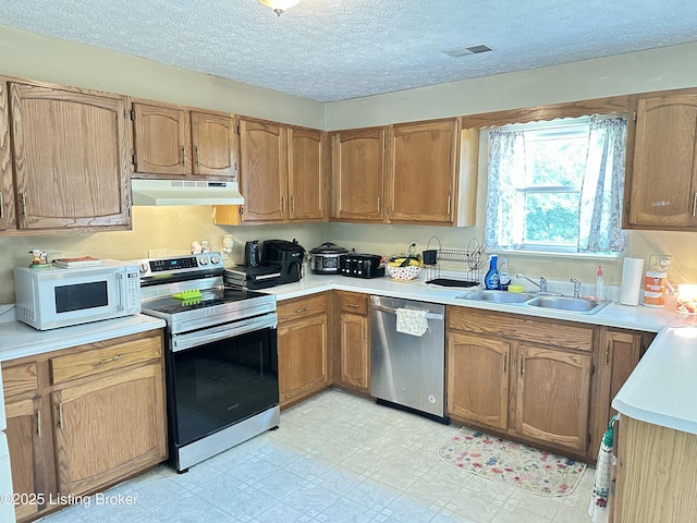186 Lillian Ave, Elizabethtown, KY 42701 - kitchen with stainless steel appliances, a sink, under cabinet range hood, light countertops, and light flooring