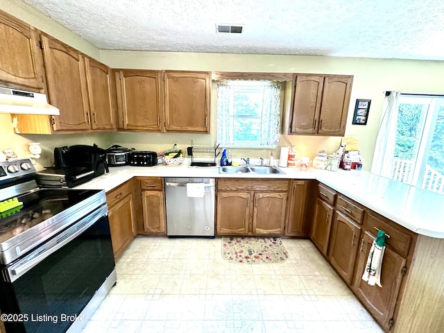 186 Lillian Ave, Elizabethtown, KY 42701 - kitchen with appliances with stainless steel finishes, under cabinet range hood, a sink, a peninsula, and healthy amount of natural light