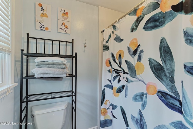 1007 Girard Dr, Louisville, KY 40222 - full bath with toilet and a shower with curtain
