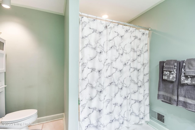 2508 Windsor Forest Dr, Louisville, KY 40272 - bathroom featuring toilet, curtained shower, and ornamental molding