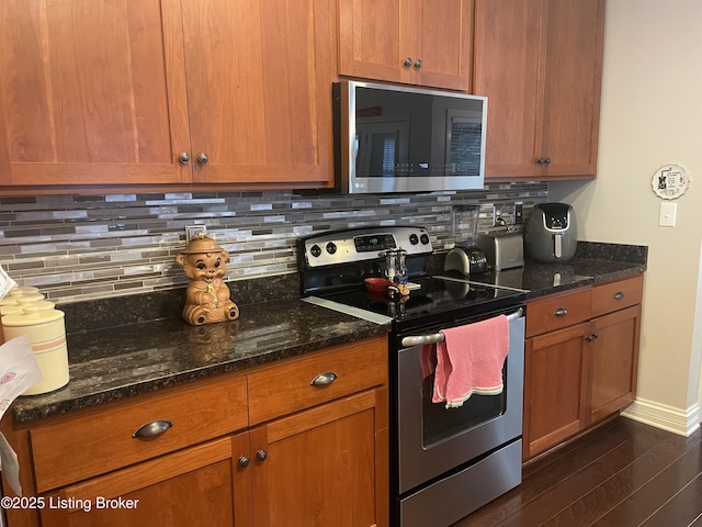 6008 Cottage Ln, Crestwood, KY 40014 - kitchen with stainless steel appliances, dark wood-style flooring, tasteful backsplash, and baseboards