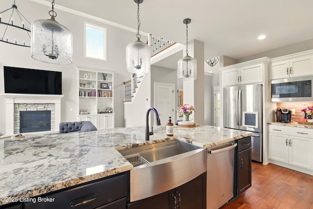7811 Ingram Way, Crestwood, KY 40014 - kitchen featuring stainless steel appliances, a sink, wood finished floors, open floor plan, and pendant lighting