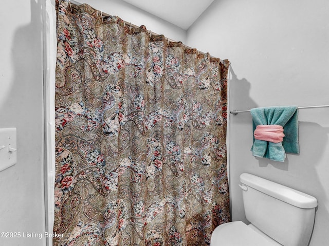 125 Bridlewood Dr, Shepherdsville, KY 40165 - bathroom with toilet and curtained shower