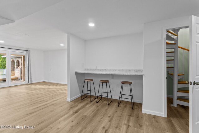 3205 Lake Pointe Ct, Crestwood, KY 40014 - kitchen with wood finished floors, a kitchen bar, recessed lighting, and baseboards