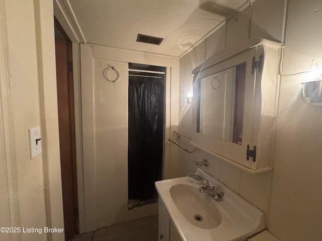 816 Highland Ave, Carrollton, KY 41008 - bathroom featuring a shower with shower curtain and vanity