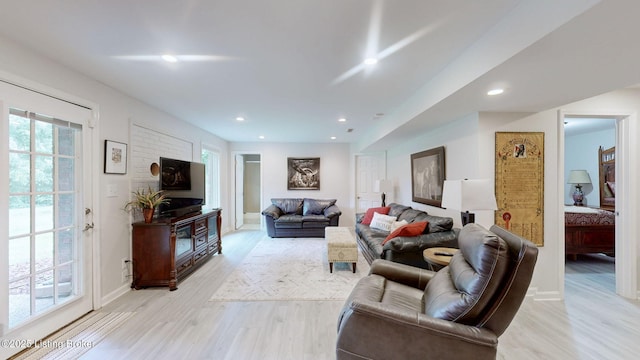 150 E Laurel River Drive Rd, Shepherdsville, KY 40165 - living room featuring plenty of natural light, light wood finished floors, recessed lighting, and baseboards