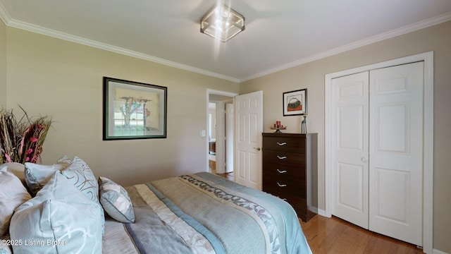 150 E Laurel River Drive Rd, Shepherdsville, KY 40165 - bedroom featuring light wood-style flooring, crown molding, and a closet
