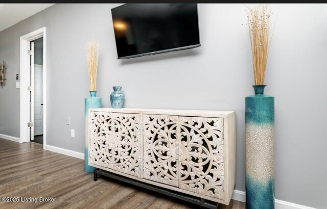 800 Lincoln Dr, Elizabethtown, KY 42701 - detailed view of wood finished floors and baseboards