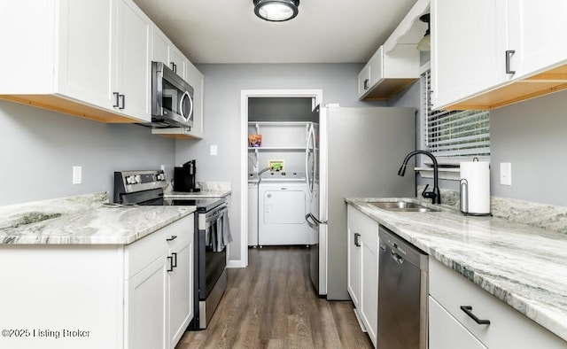 800 Lincoln Dr, Elizabethtown, KY 42701 - kitchen with stainless steel appliances, washing machine and dryer, a sink, dark wood finished floors, and white cabinetry