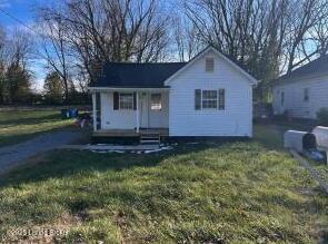 1206 W Walnut St, Danville, KY 40422 - bungalow-style home with a porch and a front yard
