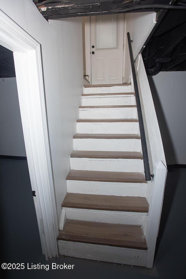 1436 Huntoon Ave, Louisville, KY 40215 - view of staircase