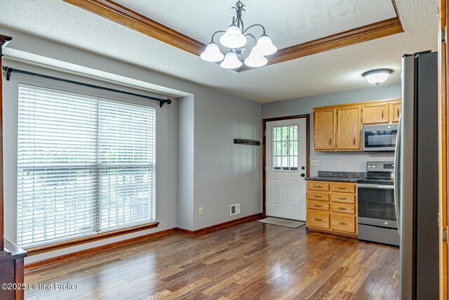 1117 Breezy Way, Bardstown, KY 40004 - kitchen featuring stainless steel appliances, a chandelier, dark countertops, dark wood-style flooring, and ornamental molding