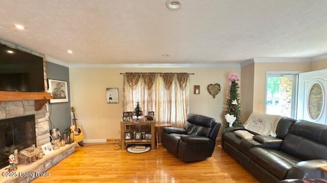 187 Glenn Rd, Leitchfield, KY 42754 - living area featuring light wood-style flooring, crown molding, baseboards, a fireplace, and recessed lighting