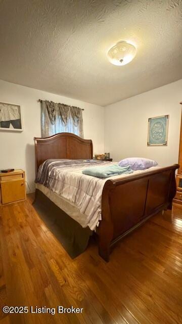 187 Glenn Rd, Leitchfield, KY 42754 - bedroom featuring wood-type flooring and a textured ceiling