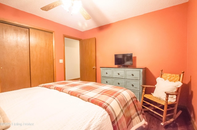 52 Lakeshore Cir, Leitchfield, KY 42754 - bedroom with dark wood-style floors, a closet, and ceiling fan