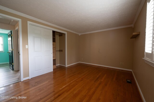 7215 Applegate Ln, Louisville, KY 40228 - unfurnished bedroom with wood finished floors, a textured ceiling, baseboards, a closet, and ornamental molding
