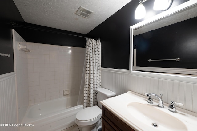 7215 Applegate Ln, Louisville, KY 40228 - bathroom featuring wainscoting, vanity, shower / tub combo with curtain, toilet, and a textured ceiling