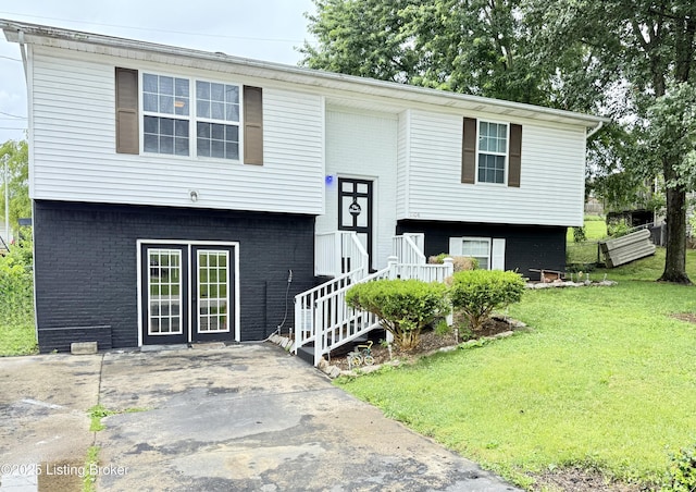 1108 Palisades Dr, Frankfort, KY 40601 - bi-level home with brick siding and a front lawn