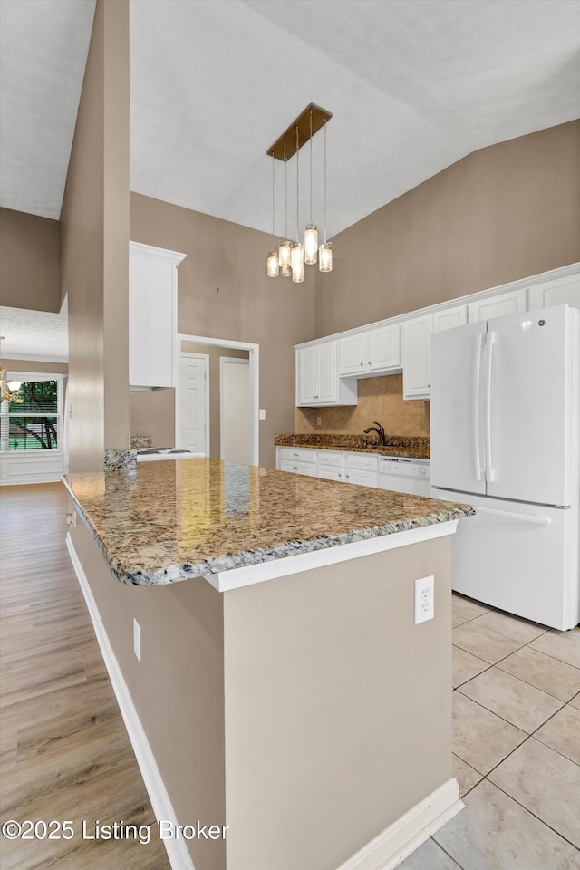 8405 Adams Run Rd, Louisville, KY 40228 - kitchen featuring freestanding refrigerator, white cabinets, a peninsula, a chandelier, and high vaulted ceiling