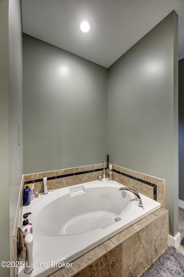 895 Woodlawn Rd Unit 3, Bardstown, KY 40004 - bathroom featuring a bath and baseboards