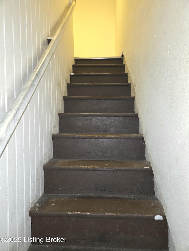2426 Rowan St, Louisville, KY 40212 - view of stairs
