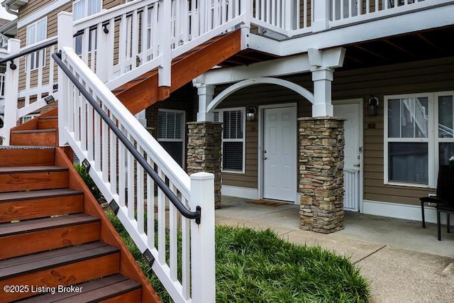9003 Falcon Crest Ct Unit 104, Louisville, KY 40219 - property entrance with stone siding and a porch